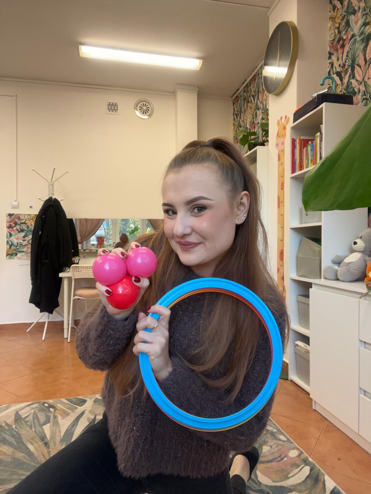 Terapeutka z piłeczkami sensorycznymi do ćwiczeń dłoni